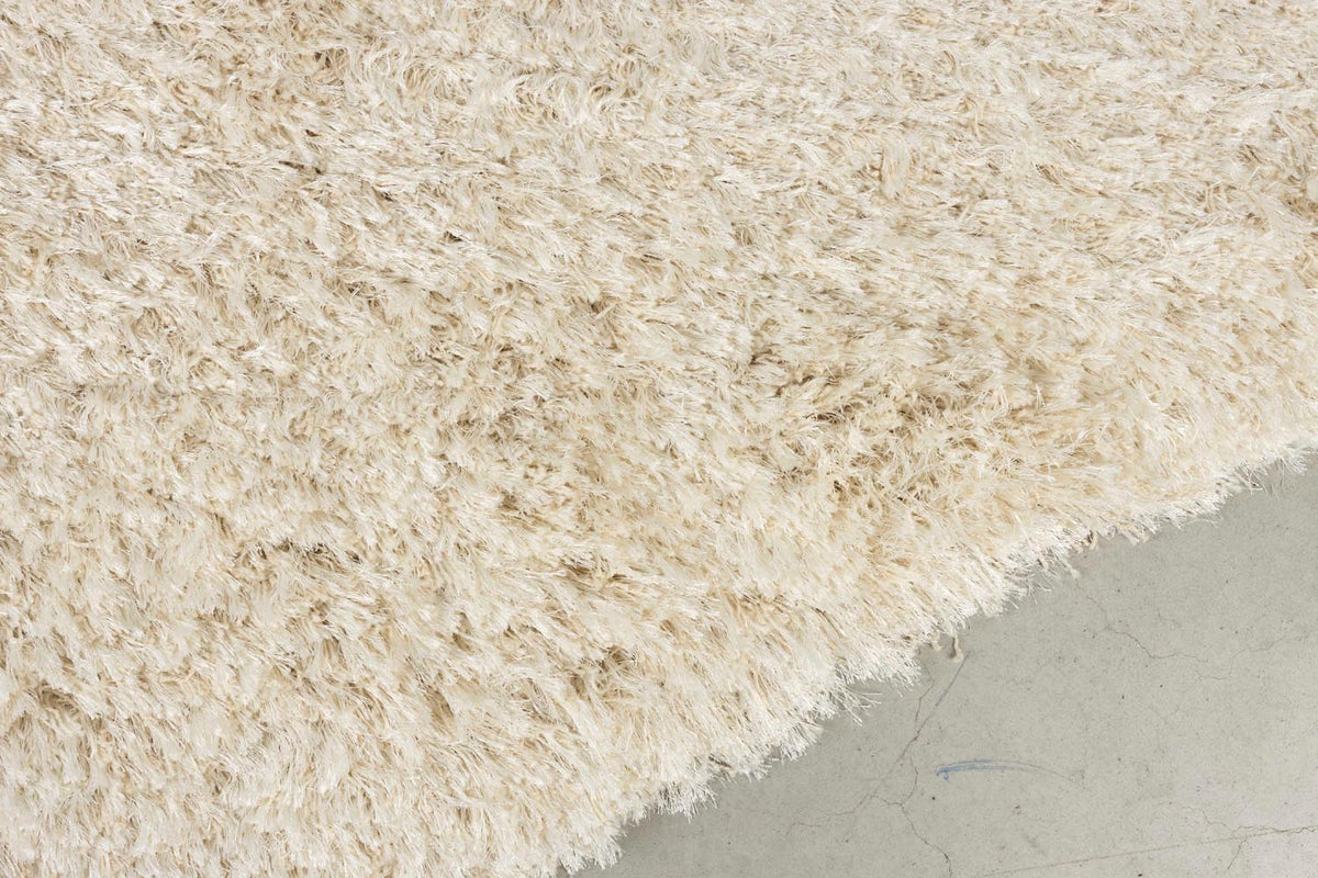 Beige Wollteppich Tasty von Zuiver mit organischer Form, hochflorige Oberseite und Rückseite aus Jute, im Innenbereich.