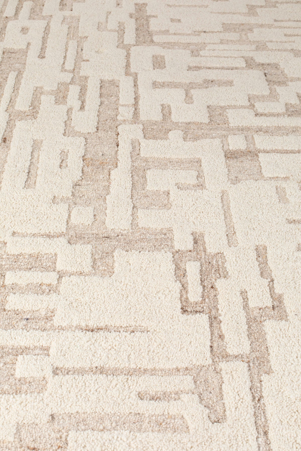 Hills Teppich 200x300 in beige präsentiert im Onlineshop von KAQTU Design AG. Teppich ist von Zuiver
