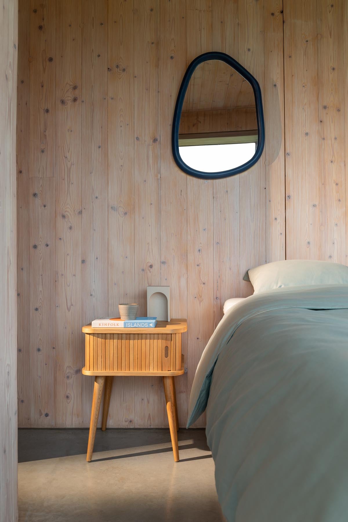 Looks Mirror S in Blau präsentiert im Onlineshop von KAQTU Design AG. Wandspiegel ist von Zuiver