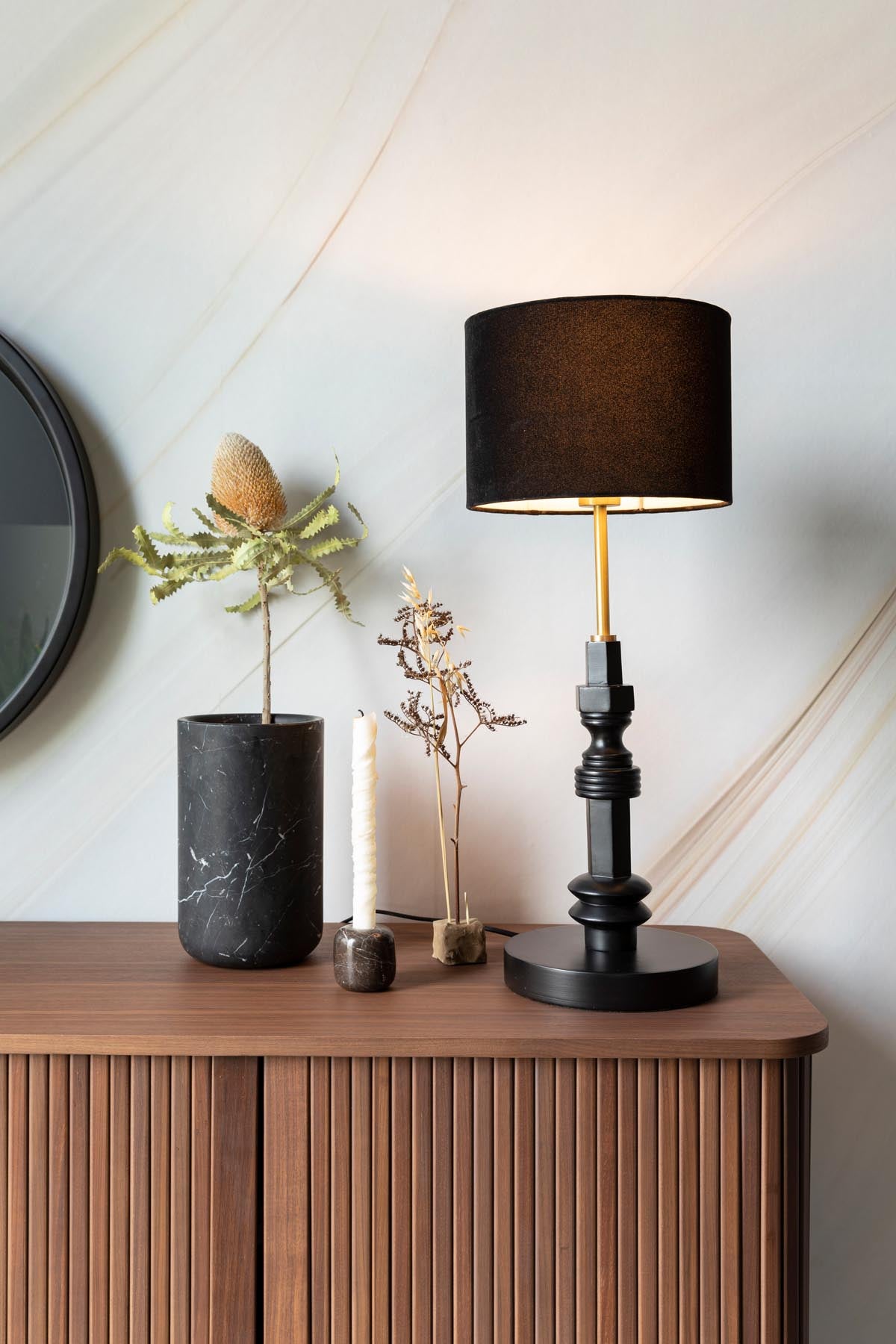 Vase Fajen in Schwarz präsentiert im Onlineshop von KAQTU Design AG. Vase ist von Zuiver