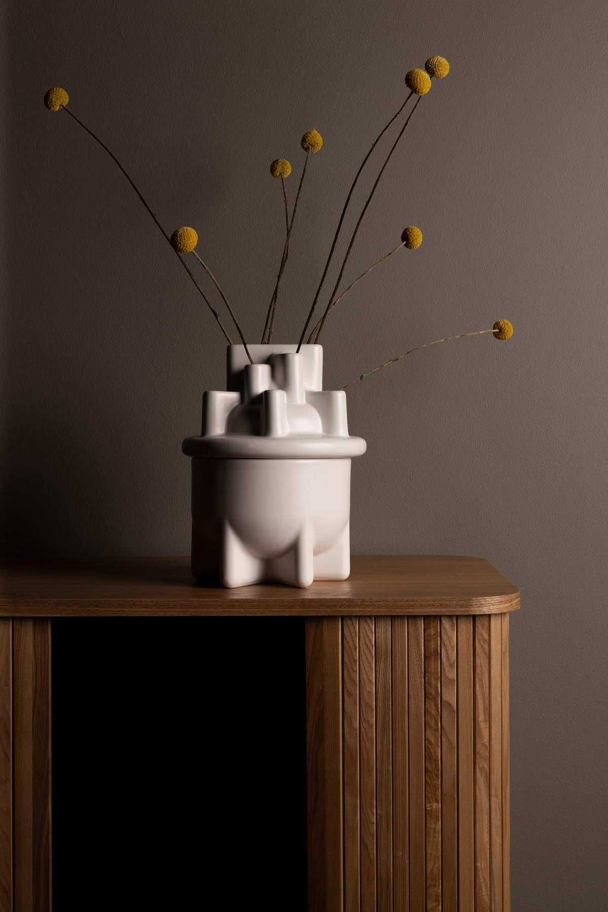 Vase Bassin in Weiss präsentiert im Onlineshop von KAQTU Design AG. Vase ist von Zuiver