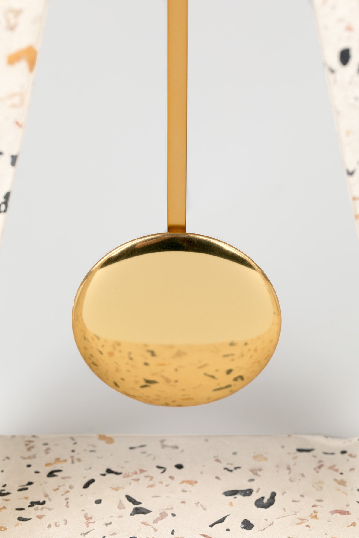 Wanduhr Time Pendulum mit Betongehäuse, Aluminiumzeigern und Pendel an der Wand