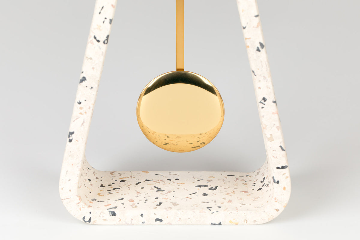 Wanduhr Time Pendulum mit Betongehäuse, Aluminiumzeigern und Pendel an der Wand