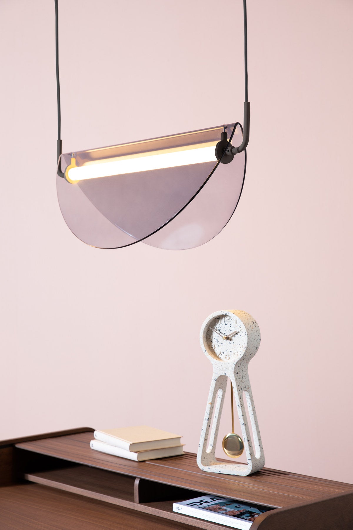 Wanduhr Time Pendulum mit Betongehäuse, Aluminiumzeigern und Pendel an der Wand