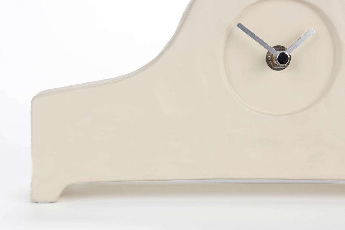 Beige Tischuhr Oma Uhr aus Keramik mit silberfarbenen Zeigern in Holzuhr-Optik