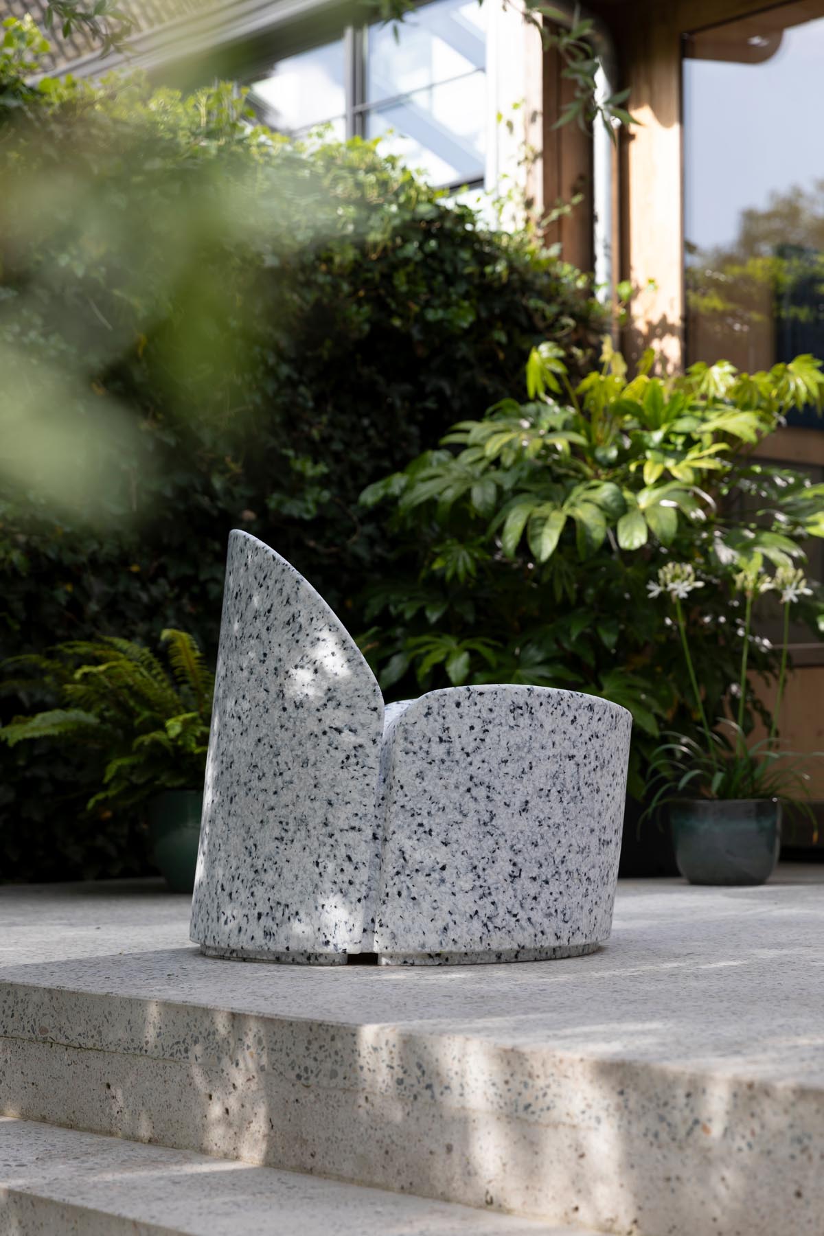 Bloom Loungesessel in Weiss präsentiert im Onlineshop von KAQTU Design AG. Outdoor-Sessel ist von Zuiver