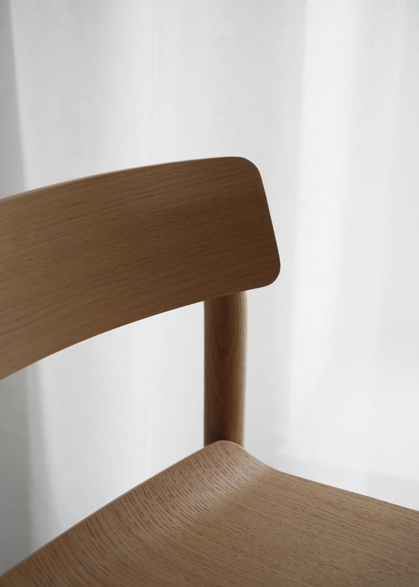 Arche ARCH03 - Holzhocker in Eiche Natur präsentiert im Onlineshop von KAQTU Design AG. Barhocker ist von Tamo