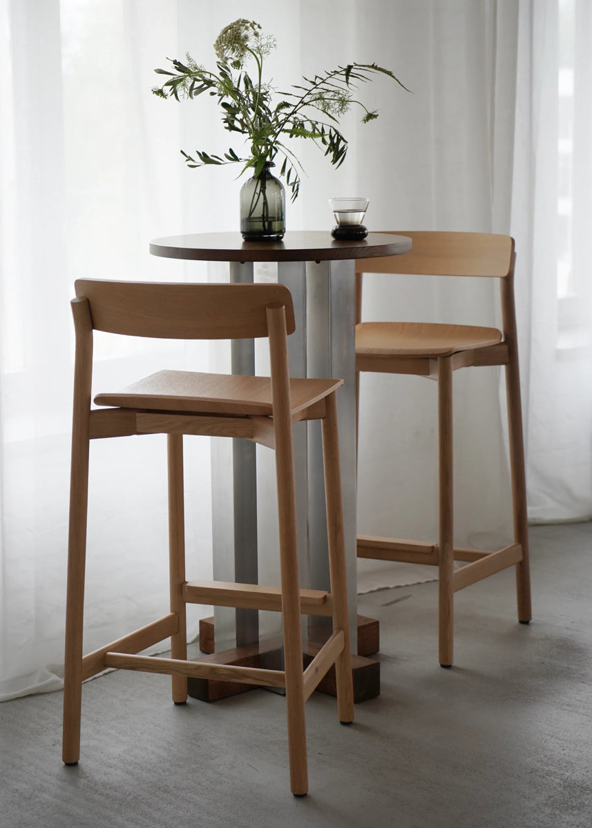 Arche ARCH03 - Holzhocker in Eiche Natur präsentiert im Onlineshop von KAQTU Design AG. Barhocker ist von Tamo