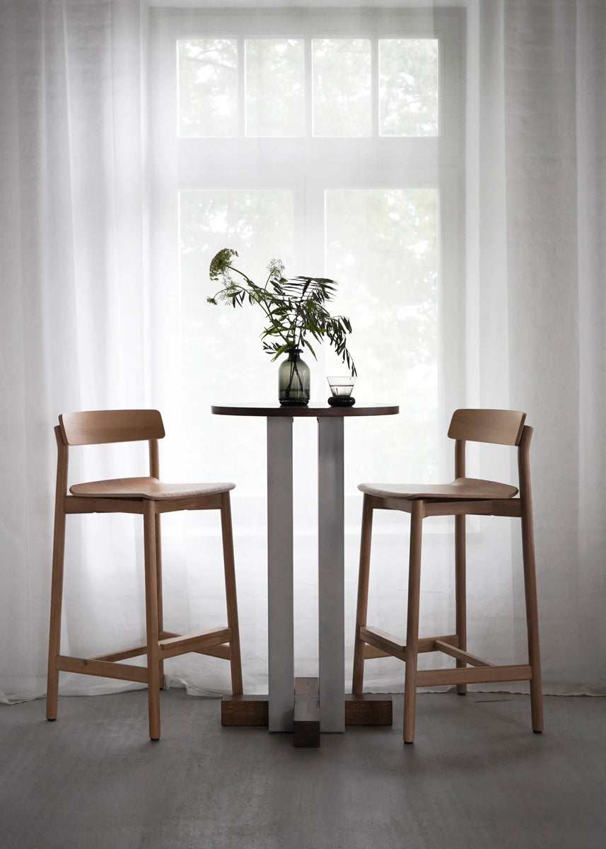 Arche ARCH03 - Holzhocker in Eiche Natur präsentiert im Onlineshop von KAQTU Design AG. Barhocker ist von Tamo
