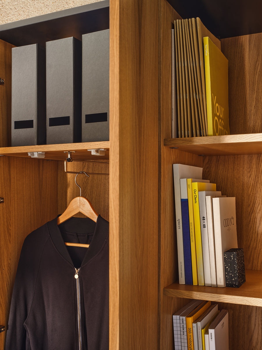 Viga V22 - Kleiderschrank mit Regal in FENIX Schwarz Matt präsentiert im Onlineshop von KAQTU Design AG. Garderobe ist von Mdd