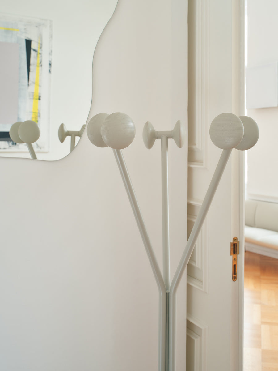 Ramo RM01 - Kleiderständer in Rot präsentiert im Onlineshop von KAQTU Design AG. Kleiderständer ist von Mdd