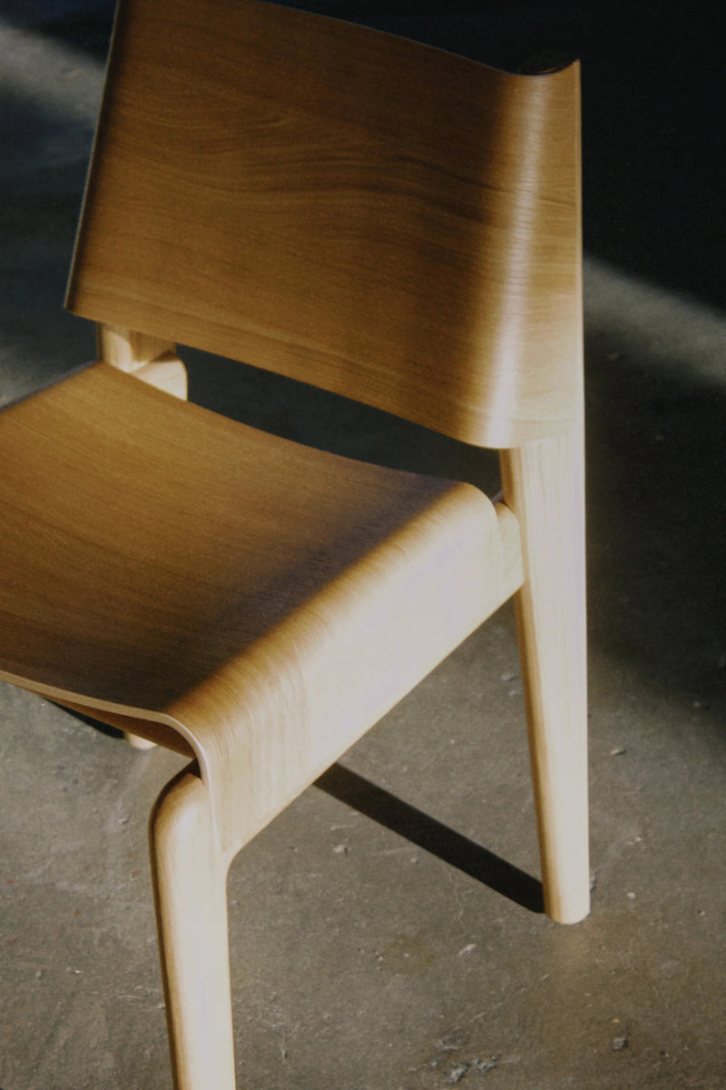 Undia UND01 - Stuhl in Eiche Natur präsentiert im Onlineshop von KAQTU Design AG. Stuhl ist von Tamo