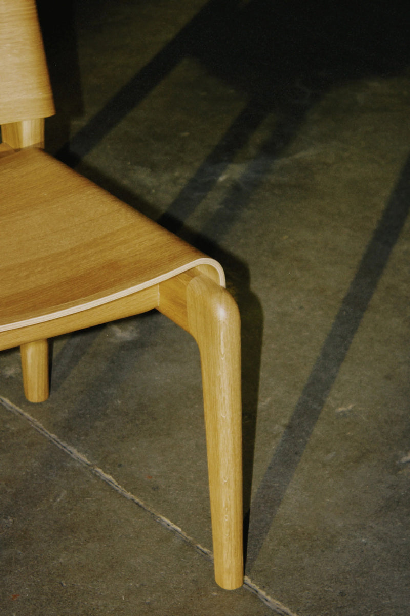 Undia UND01 - Stuhl in Eiche Natur präsentiert im Onlineshop von KAQTU Design AG. Stuhl ist von Tamo