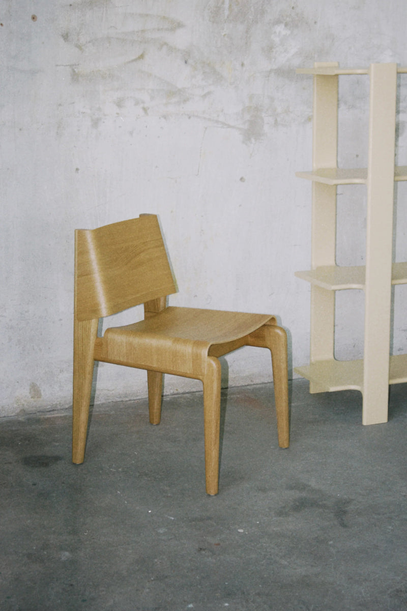 Undia UND01 - Stuhl in Eiche Natur präsentiert im Onlineshop von KAQTU Design AG. Stuhl ist von Tamo