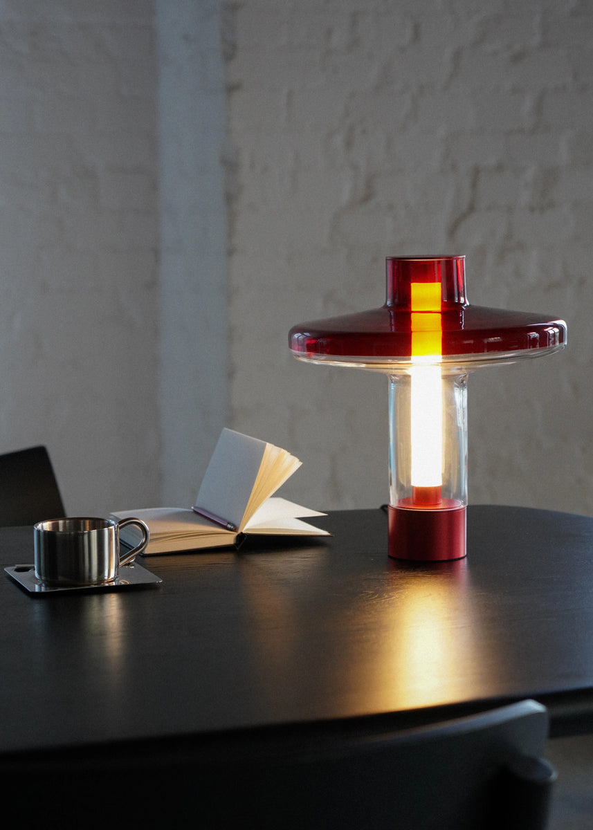 Nevo NVO01 - Lampe in Aluminium präsentiert im Onlineshop von KAQTU Design AG. Tischleuchte ist von Tamo