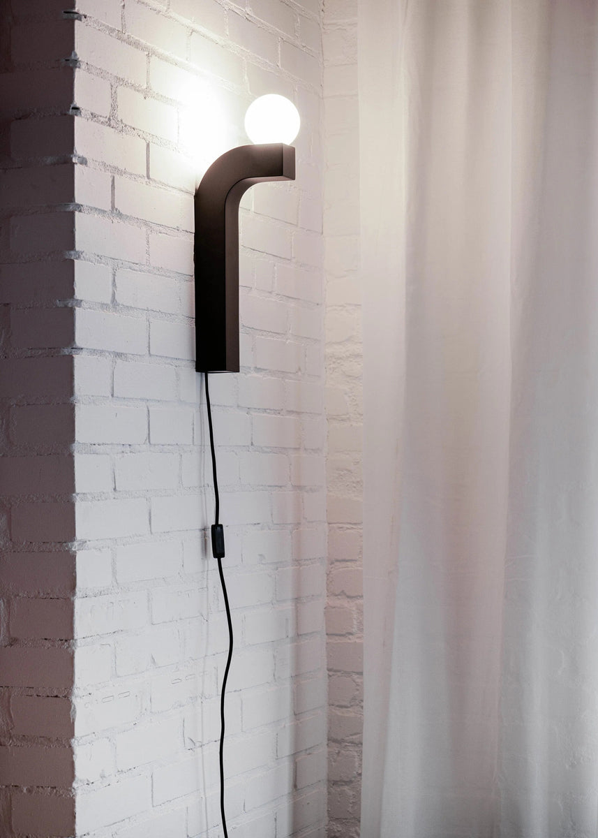 Pallia PLIA01 - Wandleuchte in Schwarz präsentiert im Onlineshop von KAQTU Design AG. Wandleuchte ist von Tamo