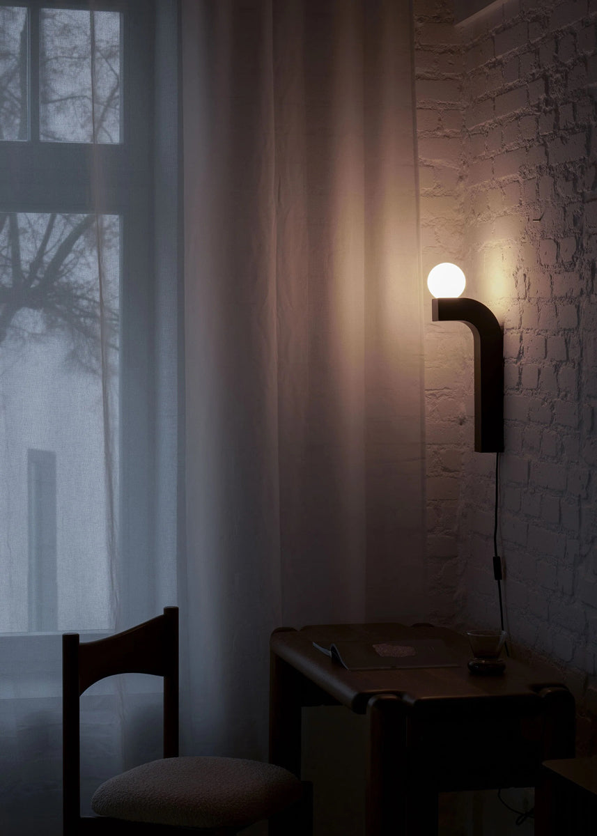 Pallia PLIA01 - Wandleuchte in Schwarz präsentiert im Onlineshop von KAQTU Design AG. Wandleuchte ist von Tamo