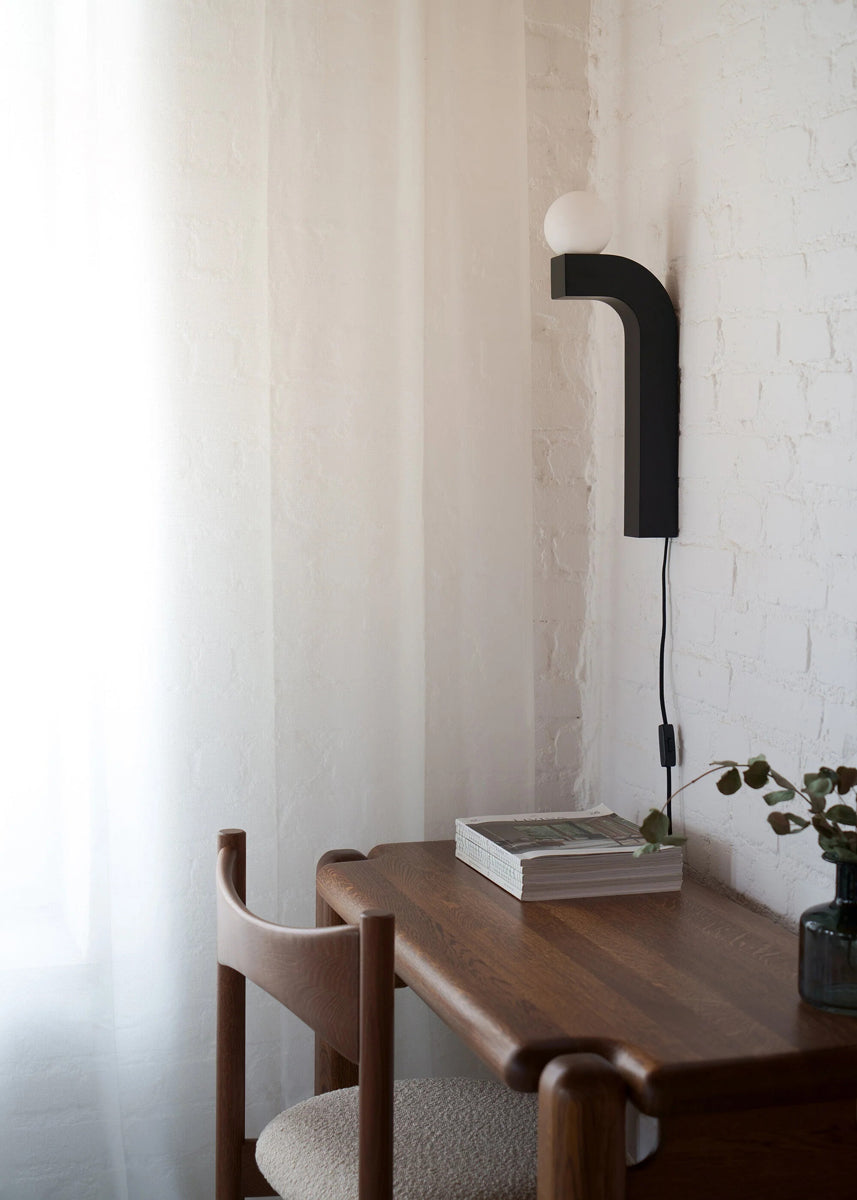 Pallia PLIA01 - Wandleuchte in Schwarz präsentiert im Onlineshop von KAQTU Design AG. Wandleuchte ist von Tamo