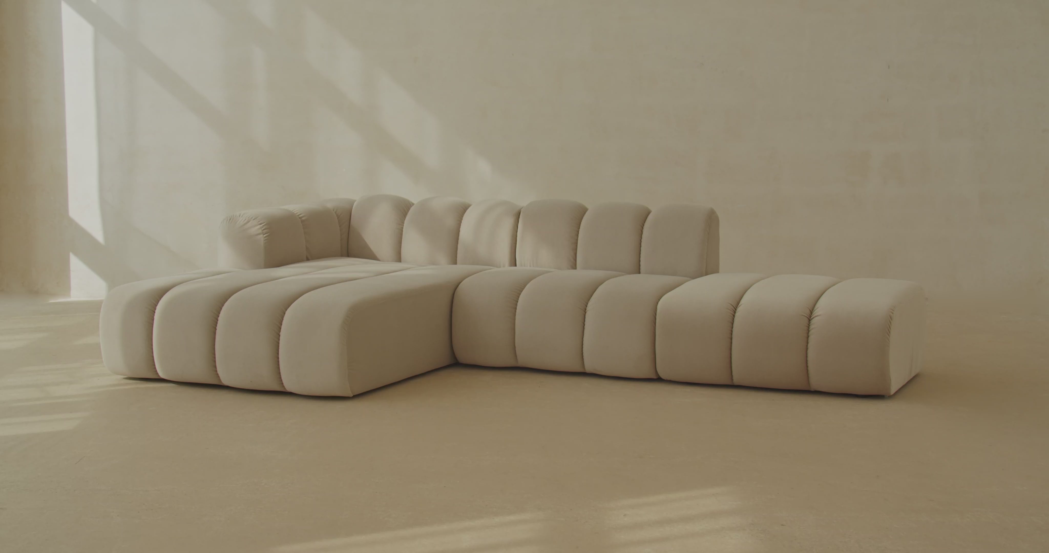 Lupine Velour modulares Ecksofa rechts 3 Sitzer in Coral präsentiert im Onlineshop von KAQTU Design AG. Ecksofa rechts ist von Micadoni