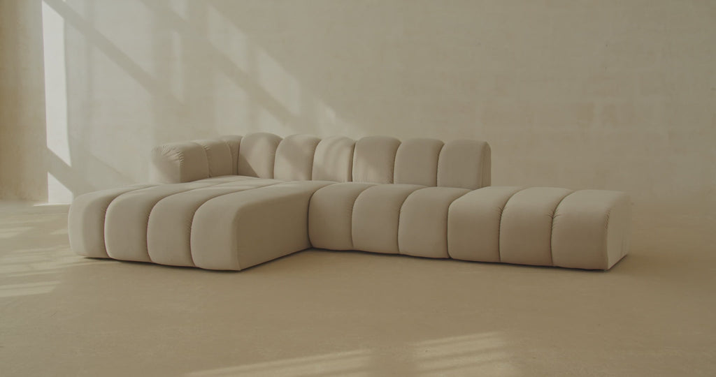 Lupine Velour Symmetrical modulares Ecksofa 5 Sitzer in Coral präsentiert im Onlineshop von KAQTU Design AG. Ecksofa ist von Micadoni