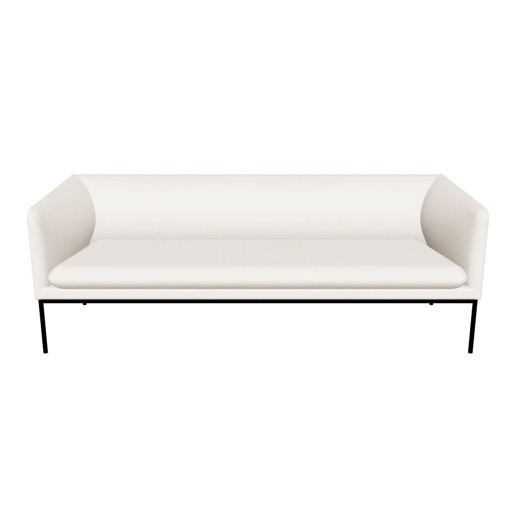 Das Turn 3er Sofa von Ferm Living vereint moderne Eleganz mit Funktionalität: Wendbares Kissen, skulpturale Form, schwebende Metallbeine.