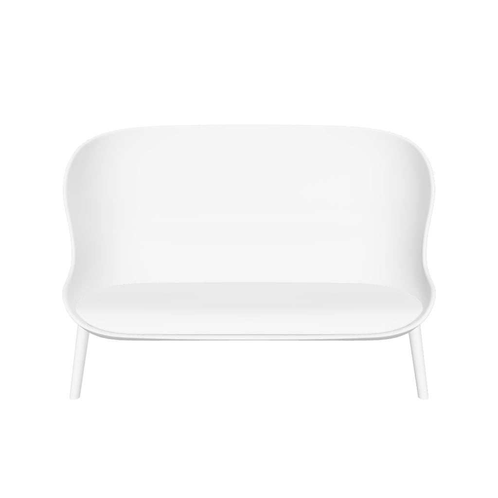 Das Hyg Sofa von Normann Copenhagen vereint skandinavische Gemütlichkeit mit modernem Design. Wählen Sie aus vielfältigen Stoffen und Ledern.