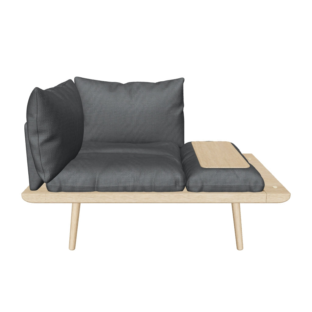 Das Lounge Around 1.5-Sitzer Sofa von Umage bietet nordisches Design mit klaren Linien und multifunktionalem Zubehör.