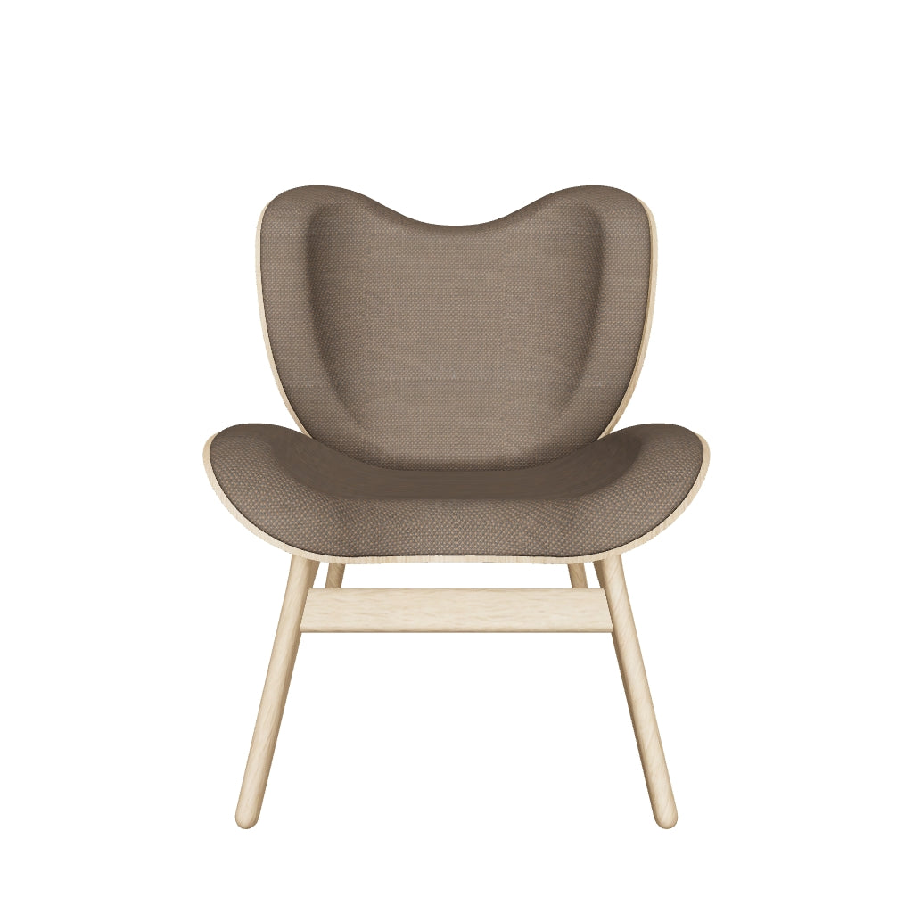 Eleganter Low Sessel in sanftem Mocca von Umage, ideal für entspannte Gespräche und als stilvolles Designelement in Ihrem Zuhause.