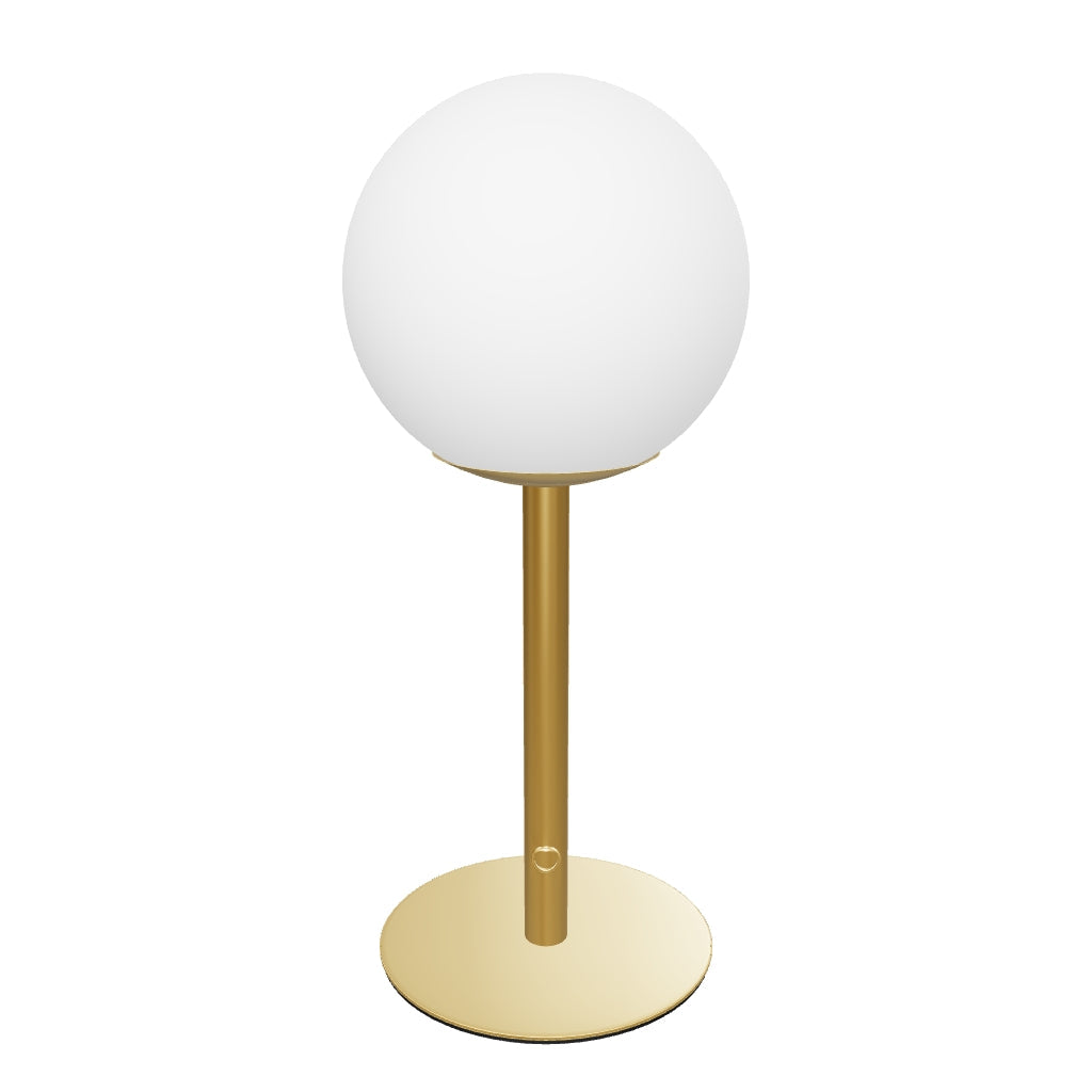 Tischlampe Brisia aus Metall mit gebürstetem Messing-Finish und einer mattierten Glaskugel Ø 15 cm in Gold, Weiss präsentiert im Onlineshop von KAQTU Design AG. Tischleuchte ist von Kave Home
