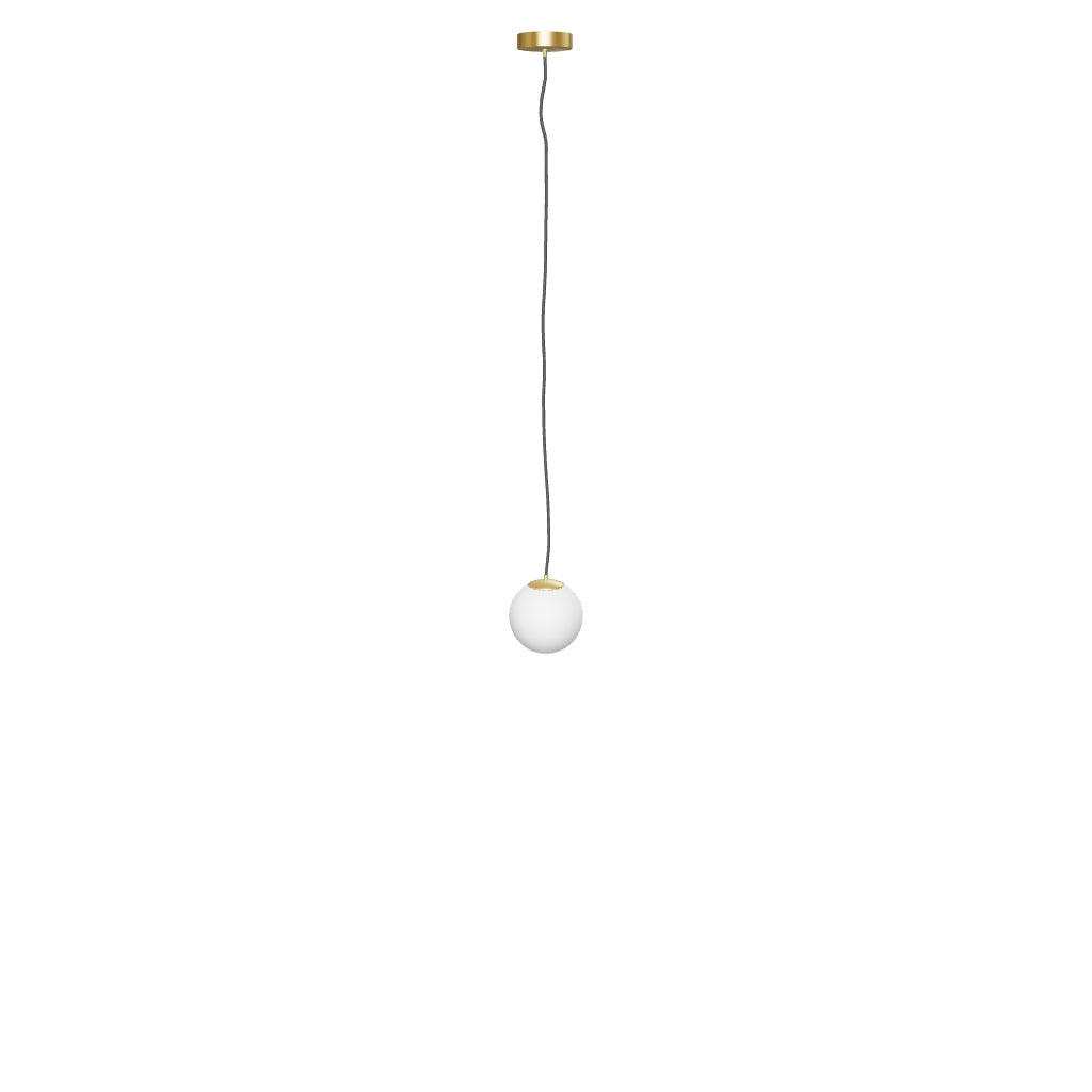 Deckenleuchte Brisia aus Metall mit gebürstetem Messing-Finish und einer mattierten Glaskugel Ø 15 cm in Gold, Weiss präsentiert im Onlineshop von KAQTU Design AG. Lampenschirm ist von Kave Home