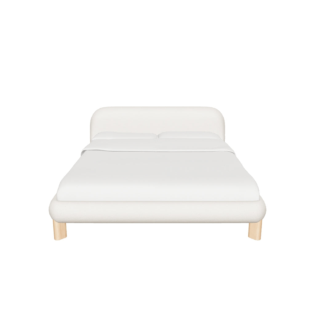 Bett Odina mit abgerundetem Kopfteil aus ecrufarbenem Boucléstoff, Beine aus massivem Eschenholz in naturfarbenem Finish, für Matratzen 160x200 cm.