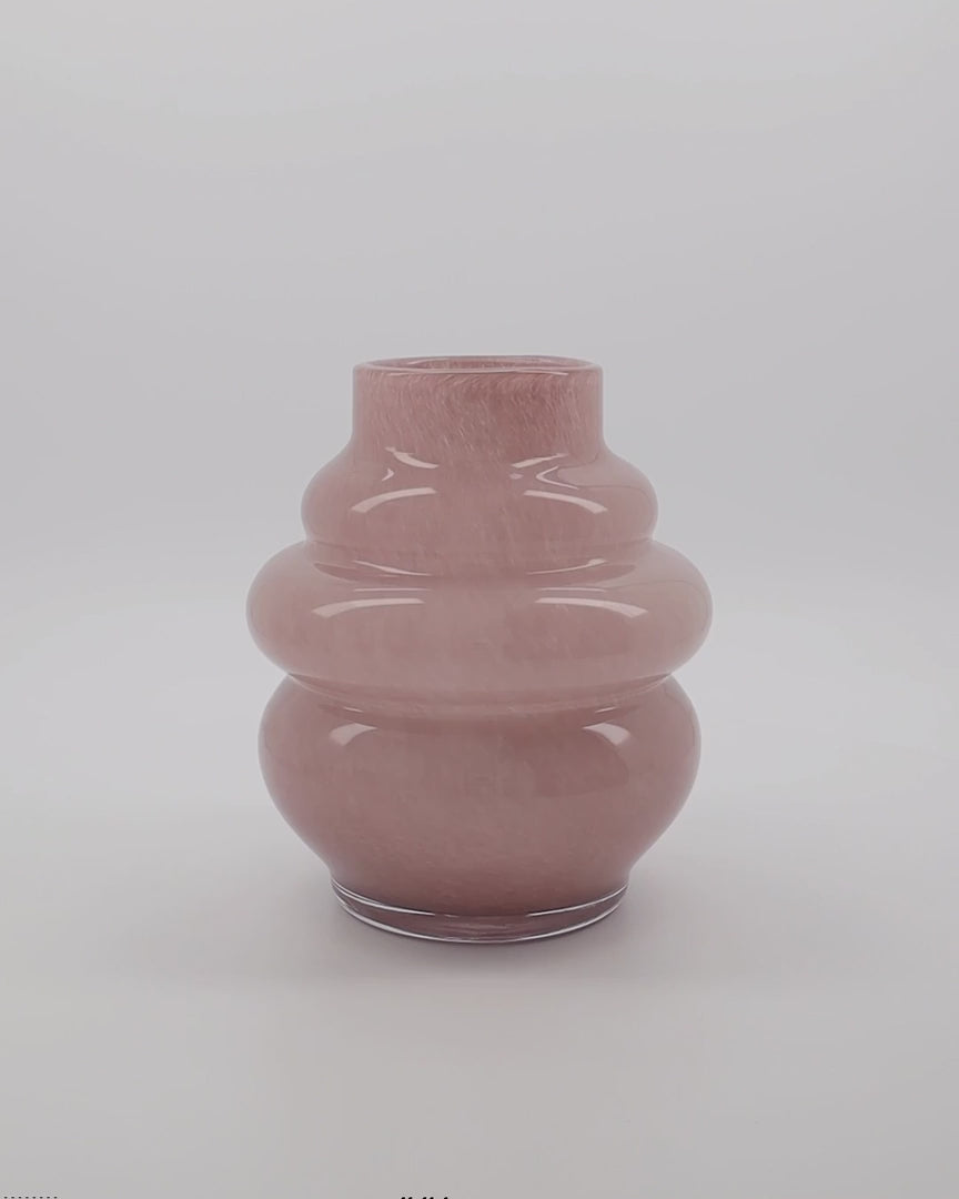 Zarte rosa Vase von House Doctor, ideal für moderne Wohnräume.