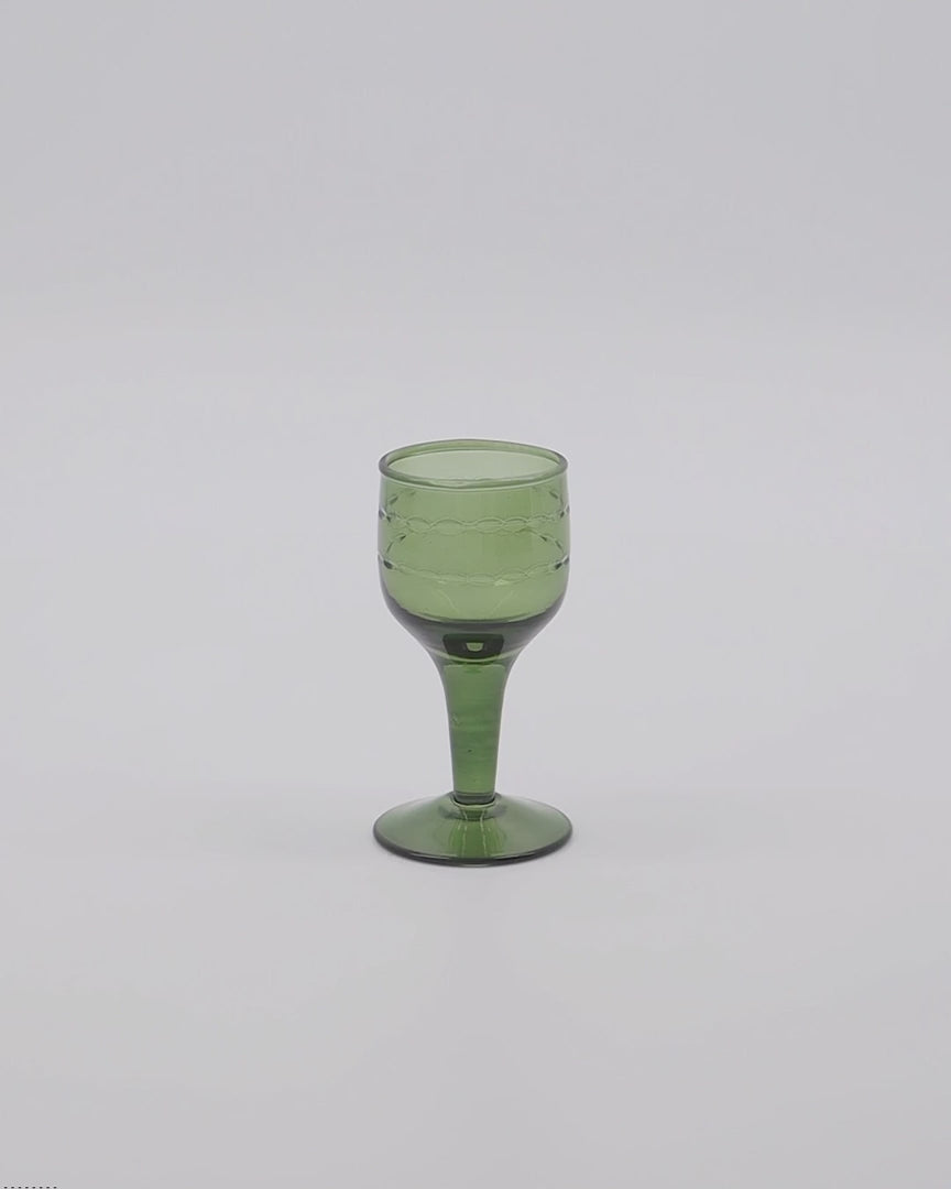Elegantes, grünes Likörglas von House Doctor: Vintage-Stil, handgefertigt, ideal für Digestifs. Ein Highlight für jeden Anlass.