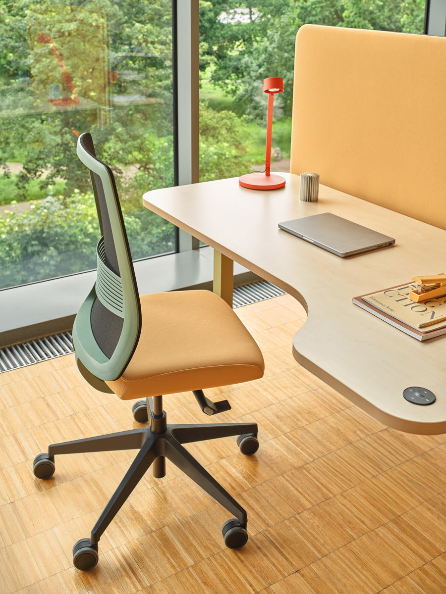 Apex APX01 - Bürostuhl in Beige präsentiert im Onlineshop von KAQTU Design AG. Bürostuhl ist von Mdd