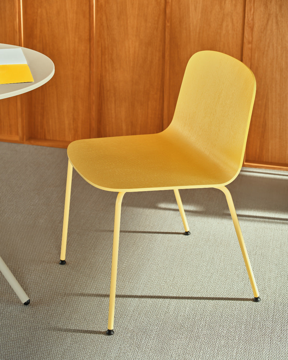 Nud ND1P1 - Stuhl aus Sperrholz mit vierbeinigem Metallgestell in Furnier Eiche Nussbaum präsentiert im Onlineshop von KAQTU Design AG. Stuhl ist von Mdd