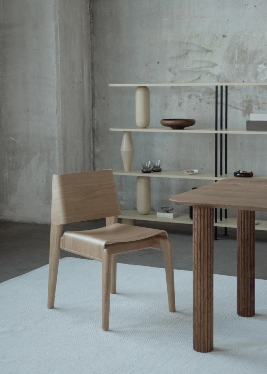 Undia UND01 - Stuhl in Eiche Natur präsentiert im Onlineshop von KAQTU Design AG. Stuhl ist von Tamo