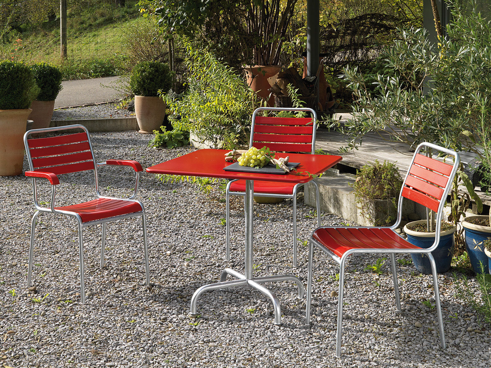 Tisch Rigi 80 x 80 in Rot / Feuerverzinkt präsentiert im Onlineshop von KAQTU Design AG. Gartentisch ist von Schaffner