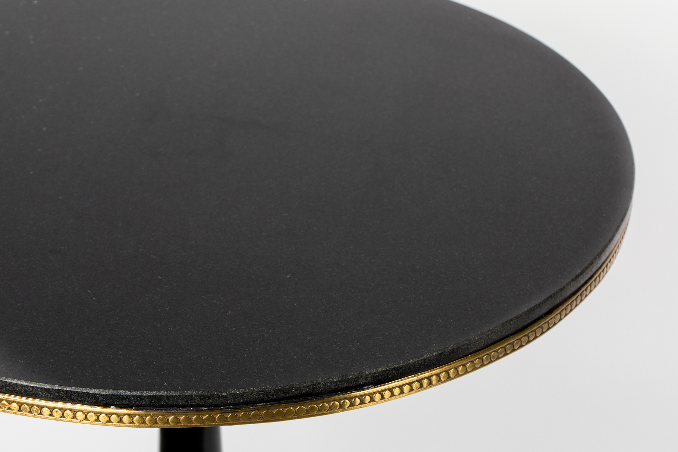 OWN THE GLOW ROUND Tisch in Schwarz präsentiert im Onlineshop von KAQTU Design AG. Esstisch ist von Bold Monkey