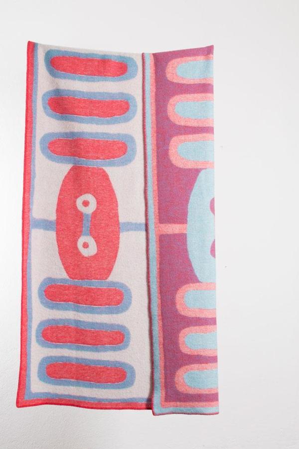 Wolldecke Coopdps Guatemala in Multicolor präsentiert im Onlineshop von KAQTU Design AG. Wolldecke ist von ZigZagZurich